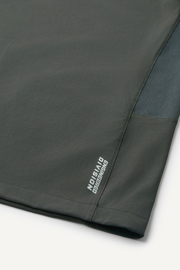 액티브 우븐 스트레치 스웻셔츠 V3는 스포츠 활동과 일상에서 모두 활용 가능한 스포티하고 캐주얼한 스타일의 상의입니다. 봄, 가을에 적합하며, 4WAY 스트레치 기능과 나일론 소재를 사용하여 활동성을 높였습니다. 생활 방수 기능과 DWR 발수 가공으로 갑작스러운 날씨 변화에도 대응할 수 있으며, 통기성과 속건 기능도 갖춰 쾌적함을 유지합니다. 컴포트핏 라운드넥 디자인에 무지 패턴, 긴 소매 기장이 특징이며, 벨크로 시스템, 양사이드 포켓, 펜 포켓을 더해 실용성을 더했습니다. 산책, 피트니스, 여행 등 다양한 TPO(Time, Place, Occasion)에 매치하여 미니멀한 스타일을 연출할 수 있습니다.
