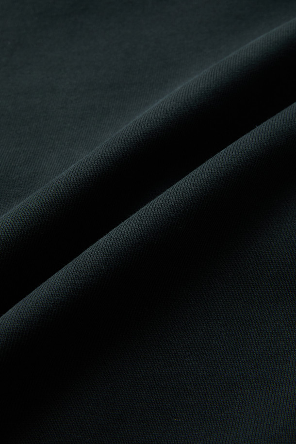 블랙 컬러의 워크 후드 스웻셔츠입니다. 면, 폴리에스터, 나일론 혼방의 두꺼운 소재로 제작되어 봄, 가을, 겨울 착용에 적합하며, 일상과 워킹 시 활용하기 좋습니다. 컴포트핏으로 편안한 착용감을 제공하며, 후드 디자인과 금속 스냅, 4구 펜 포켓, 캥거루 포켓, 소매 펜꽂이 포켓, 볼디스트 심볼 라벨 등의 특징을 갖추었습니다. 캐주얼, 미니멀, 워크웨어 스타일을 즐기는 분들께 출근룩과 캠핑룩으로 추천합니다. 무지 디자인으로 어떤 스타일에도 쉽게 매치할 수 있습니다.
