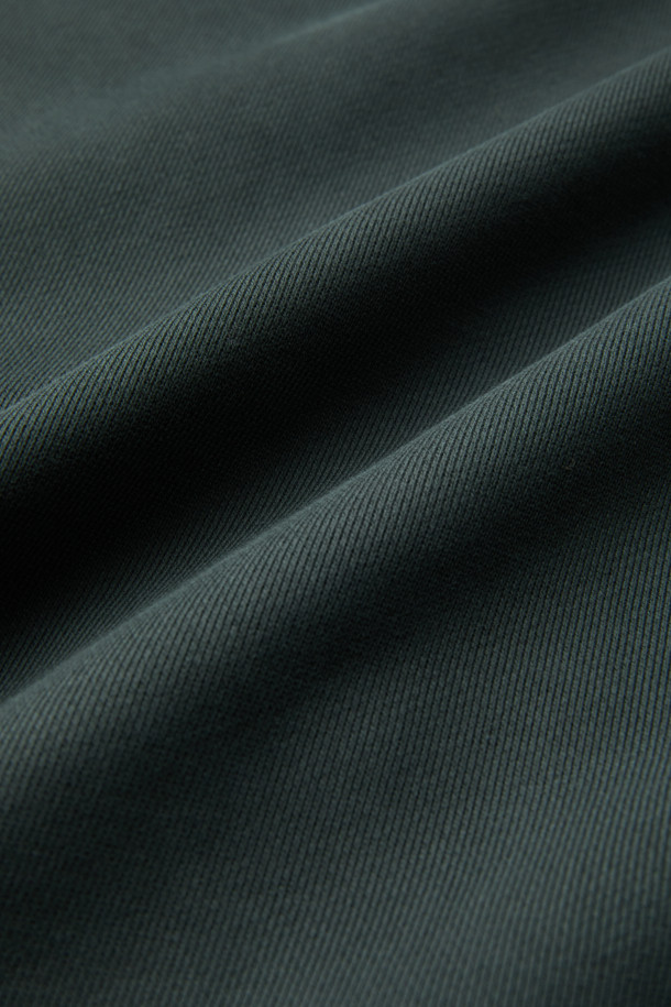 워크 후드 스웻셔츠는 일상과 워킹, 캠핑룩에 모두 잘 어울리는 스타일리시한 후드 스웻셔츠입니다. 봄, 가을, 겨울 세 계절 모두 착용 가능하며, 그린 컬러의 무지 디자인으로 어떤 옷에도 쉽게 매치할 수 있습니다. 넉넉한 컴포트핏에 두꺼운 두께감으로 따뜻하고 포근한 착용감을 선사하며, 부드러운 촉감이 특징입니다. 금속 스냅 후드, 4구 펜포켓, 캥거루 포켓, 왼쪽 소매 펜꽂이 포켓 등 실용적인 디테일이 돋보이며, 내구성이 뛰어납니다. 면, 폴리에스테르, 나일론 혼방 소재로 제작되어 튼튼하며, 볼디스트 심볼 라벨이 디자인의 완성도를 높입니다.
