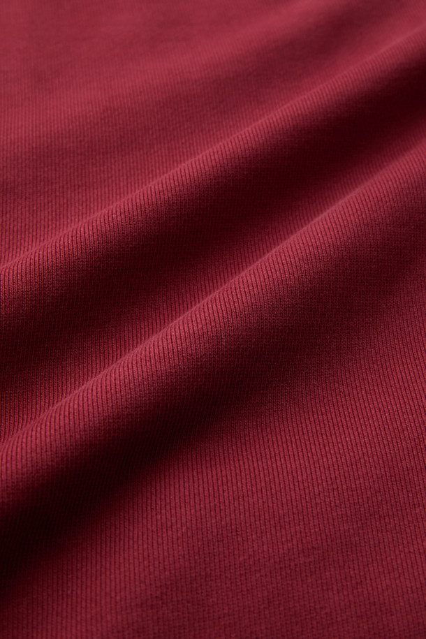 **워크 후드 스웻셔츠**는 일상과 워킹에 모두 활용 가능한 상의입니다. 버건디와 블랙 두 가지 색상으로 출시되었으며, 스포티하면서도 캐주얼한 스타일을 연출합니다. 컴포트핏으로 편안한 착용감을 제공하며, 면, 폴리에스터, 나일론 혼방 소재로 제작되어 부드러운 촉감을 자랑합니다. 금속 스냅 후드, 4구 펜포켓, 캥거루 포켓, 소매 펜꽂이 포켓 등 실용적인 디테일이 돋보이며, 볼디스트 심볼 라벨로 포인트를 더했습니다. 출근룩과 산책룩, 워크웨어 스타일을 즐겨 입는 분들께 추천합니다.
