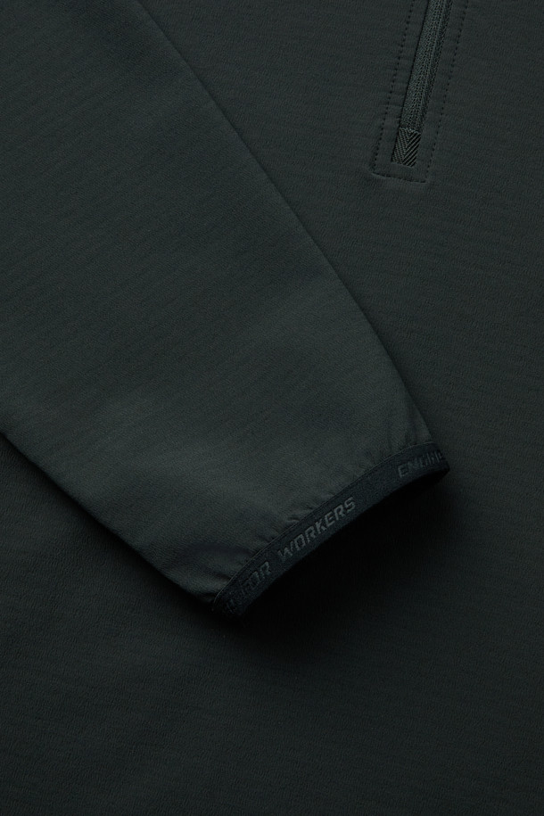 겨울철 따뜻함을 책임질 윈터 반집업 긴팔 티셔츠(코듀라)입니다. 코듀라, 스판덱스, 플리스 소재 혼방으로 뛰어난 내구성과 신축성, 부드러운 촉감과 보온성을 제공합니다. 안감은 플리스로 마감하여 한겨울에도 쾌적하게 착용 가능하며, 스포티하면서도 베이직한 디자인으로 일상, 워킹, 여행 등 다양한 TPO에 활용하기 좋습니다. YKK 지퍼, 지퍼 하단 쉘터 보강, 왼쪽 소매 펜꽂이 포켓, 양쪽 사이드 스트레치 배색, 소매단 접밴드 등 디테일한 디자인이 돋보입니다. 다크 그린 색상의 무지 패턴으로 미니멀하고 캐주얼한 스타일을 연출해보세요.
