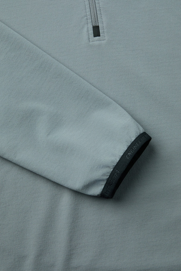 겨울철 추위에도 끄떡없는 윈터 반집업 긴팔 티셔츠(코듀라)입니다. 보온성을 극대화하는 플리스 안감과 두꺼운 두께감, 코듀라, 스판덱스, 플리스의 혼방으로 뛰어난 내구성과 신축성을 자랑합니다. 부드러운 촉감과 스탠다드 핏으로 편안한 착용감을 선사하며, YKK 지퍼, 지퍼 하단 쉘터 보강, 왼쪽 소매 펜꽂이 포켓, 양쪽 사이드 스트레치 배색 등의 디테일로 기능성을 더했습니다. 일상, 워킹, 출근룩, 혹은 워크샵룩 등 다양한 TPO에 어울리는 스포티하고 베이직한 스타일의 티셔츠입니다.
