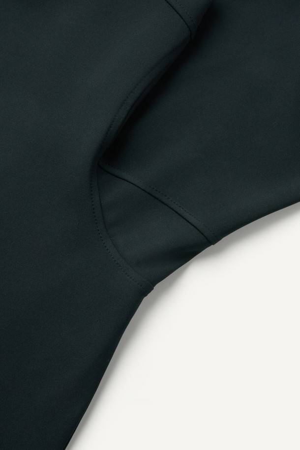 **윈터 기모 터틀넥 긴팔 티셔츠**는 겨울철 추위에도 따뜻함과 스타일을 동시에 잡을 수 있는 아이템입니다. 부드러운 기모 안감과 보온 기능을 갖춰 쌀쌀한 날씨에도 쾌적하게 착용 가능합니다. 데일리룩, 피트니스룩, 러닝룩 등 다양한 TPO에 활용할 수 있으며, 스포티, 미니멀, 캐주얼 스타일을 연출하기 좋습니다. 신축성이 우수한 폴리에스테르, 스판덱스 혼방 소재로 활동성을 높였으며, 손목 밴드 처리와 겨드랑이 액션 분량(거싯) 디테일로 편안한 착용감을 제공합니다. 블랙 색상에 무지 디자인으로 어떤 옷에도 쉽게 매치할 수 있으며, 귀걸이용 고리가 있어 편리합니다.
