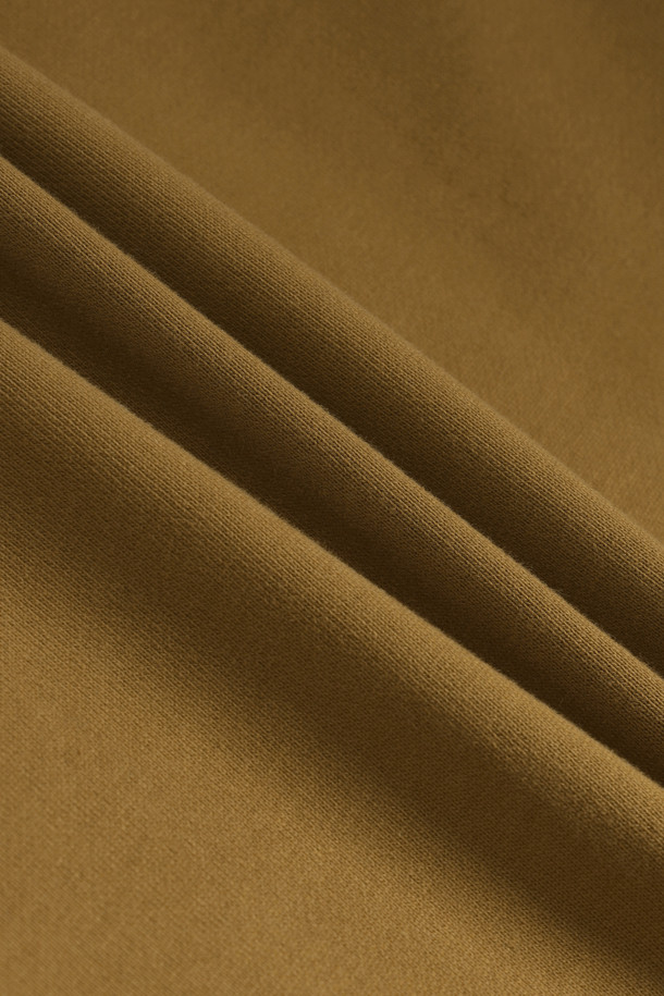 **시그니쳐 스웻셔츠 V4**는 베이직하고 스포티한 무드를 연출하는 공용 스웻셔츠입니다. 봄, 가을, 겨울에 착용하기 좋으며, 일상, 워크 활동에 적합합니다. 두꺼운 두께감의 면, 폴리에스테르, 나일론 혼방 소재로 제작되어 부드러운 촉감과 보온성, 내구성을 제공합니다. 콤포트핏 레귤러 기장의 라운드넥 긴 소매 디자인으로 벨크로 패치 부착, 앞주머니 2개, 어깨/팔꿈치 보강, 행거루프, 가슴 자수 등의 특징을 갖추었습니다. 겨울 데일리룩, 워크샵룩, 캠핑룩 등 다양한 스타일 연출에 활용하기 좋은 캐주얼, 미니멀, 스포티 스타일의 스웻셔츠입니다.
