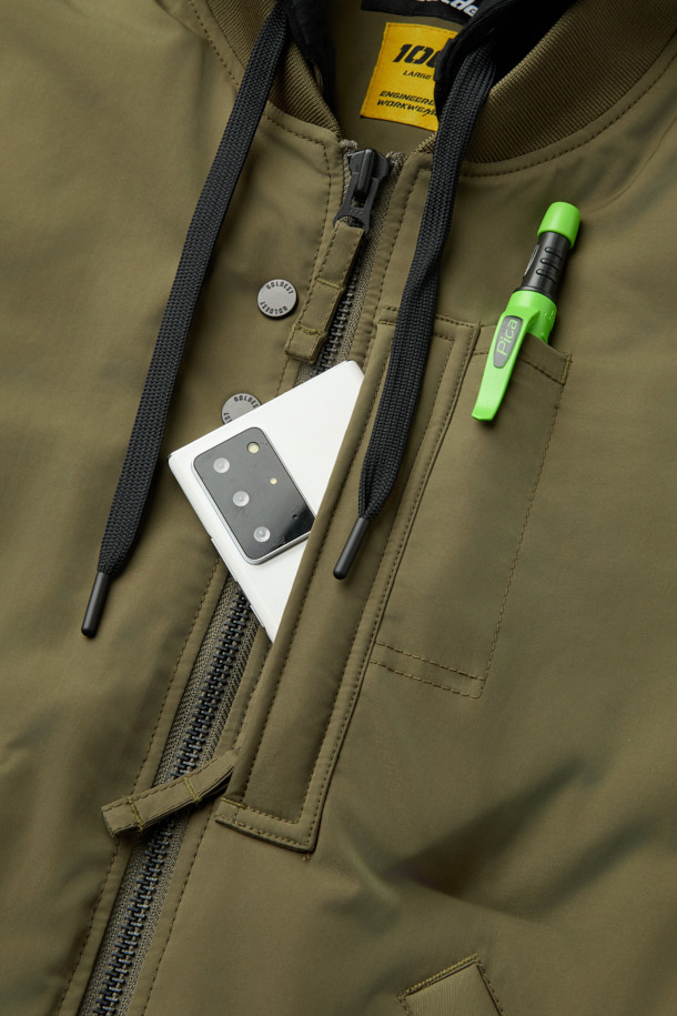 워크 MA-1 패딩 파카 V4는 일상과 워크웨어 스타일을 아우르는 남녀 공용 아우터입니다. 카키와 올리브 두 가지 색상으로 출시되었으며, 가을과 겨울에 따뜻하게 입을 수 있도록 두꺼운 두께감의 폴리에스테르 소재로 제작되었습니다. 컴포트핏으로 편안한 착용감을 제공하며, YKK 2WAY 지퍼, 13개 포켓, 후드 탈부착, 벨크로 시스템, 시보리 디테일, 아일렛 통기성 등 다양한 디테일이 돋보입니다. 생활방수, 방풍, 보온, 통기성 기능으로 실용성을 높였으며, 출근룩, 워크웨어, 스트리트, 미니멀 스타일을 즐겨 입는 분들께 추천합니다.
