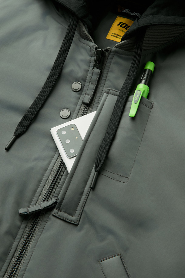 워크 MA-1 패딩 파카 V4는 일상과 워크웨어 스타일을 아우르는 남녀 공용 아우터입니다. 두꺼운 두께감의 폴리에스테르 소재에 안감은 패딩 처리하여 가을, 겨울철 뛰어난 보온성을 제공하며 일상적인 활동은 물론 출근룩으로도 활용 가능합니다. 밀리터리, 스포티 무드를 동시에 느낄 수 있으며, 무지 디자인에 후드 탈부착, YKK 2WAY 지퍼, 13개 포켓 시스템, 벨크로, 시보리, 아일렛 등 다양한 디테일이 돋보입니다. 생활 방수, 방풍 기능으로 외부 환경으로부터 보호하며, 컴포트핏 레귤러 기장으로 편안한 착용감을 선사합니다.
