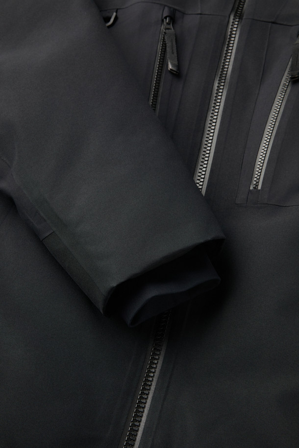 고어텍스 구스 다운 V2는 겨울철 하이킹, 일상, 워킹 등 다양한 활동에 적합한 남녀 공용 아우터입니다. 블랙 색상의 무지 디자인으로 스포티하고 미니멀한 스타일을 연출하며, 레귤러핏과 레귤러 기장으로 편안한 착용감을 제공합니다. 방수, 보온, 발수 기능과 7개의 포켓, 후드 탈부착, 알루미늄 히팅 안감, 내구성 등 뛰어난 기능성을 갖춰 캠핑룩, 등산룩, 출근룩 등 어떤 TPO에도 잘 어울립니다. 고어텍스 소재와 구스 다운 충전재를 사용하여 두꺼운 두께감으로 따뜻함을 극대화했으며, 긴 소매 기장과 지퍼, 스냅 여밈으로 외부의 찬 공기를 효과적으로 차단합니다.
