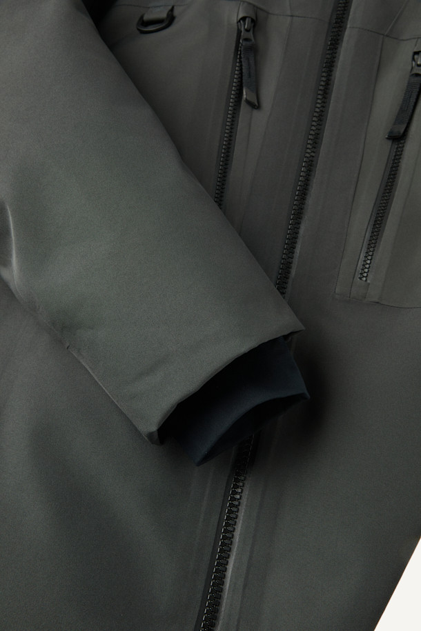 고어텍스 구스 다운 V2는 겨울철 하이킹, 워킹, 일상에서 폭넓게 활용 가능한 방한용 다운자켓입니다. 뛰어난 방수, 방풍 기능을 제공하며, 알루미늄 히팅 안감과 구스다운 충전재를 사용하여 보온성을 극대화했습니다. 후드 탈부착이 가능하며, 7개의 포켓과 YKK 방수 지퍼를 적용하여 수납성과 내구성을 높였습니다. 스포티, 고프코어, 미니멀 스타일을 믹스매치하여 등산룩, 여행룩, 캠핑룩 등 다양한 TPO에 활용할 수 있습니다. 블랙 색상의 레귤러핏 다운자켓으로, 긴소매 기장을 갖추었습니다.
