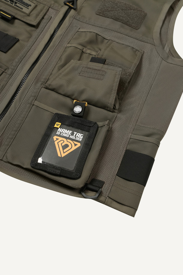 일렉트릭션 베스트는 작업용 또는 일상생활에서 활용 가능한 남성용 베스트입니다. 카키와 블랙 두 가지 색상으로 제공되며, 봄, 여름, 가을 계절에 착용하기 좋습니다. 워크웨어 스타일의 레귤러핏으로 디자인되었으며, 브이넥과 민소매 디자인이 특징입니다. 두꺼운 두께의 도비/메쉬 혼방 소재로 제작되어 뻣뻣한 촉감을 제공하며, 통기성과 수납 기능을 갖췄습니다. 총 12개의 포켓, YKK 스냅/지퍼, 다용도 몰리 시스템, D링 3개, 내구성 강화, 전기공 전용 디자인 등 다양한 특징을 갖춘 실용적인 아이템입니다.
