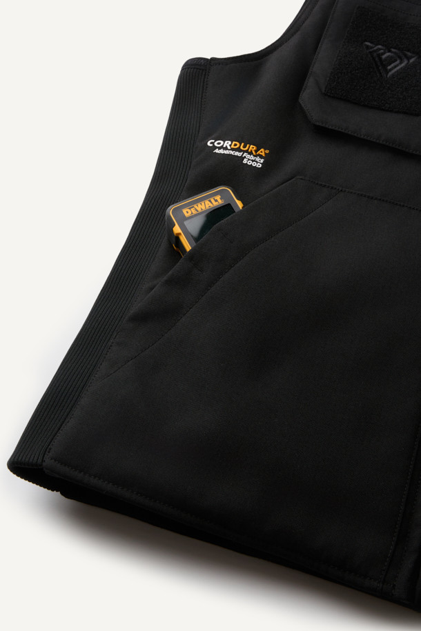 헤비듀티 패딩 베스트는 혹독한 겨울 날씨에도 끄떡없는 보온력을 제공하는 남녀 공용 아우터입니다. 블랙 컬러의 무지 디자인에, 스포티와 밀리터리 스타일을 결합하여 일상 및 아웃도어 활동에 모두 적합합니다. 튼튼한 코듀라와 나일론 소재를 사용하여 내구성과 내마모성을 높였으며, 두꺼운 두께감과 부드러운 촉감이 특징입니다. YKK 스냅/지퍼, 웨빙 테이프 디테일, 벨크로 포켓, 다중 포켓 구성, 고기능성 패딩 충전재 등이 적용되어 뛰어난 기능성을 자랑합니다. 스포티, 워크웨어, 미니멀 스타일을 추구하는 분들께 겨울 데일리룩과 캠핑룩에 완벽한 선택이 될 것입니다.
