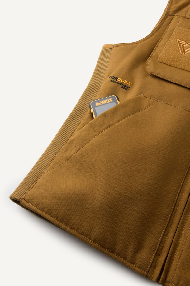 겨울철 일상과 아웃도어 활동에 적합한 헤비듀티 패딩 베스트입니다. 브라운 컬러의 무지 디자인으로, 유틸리티와 스포티한 스타일을 연출합니다. 겉감은 내구성이 뛰어난 코듀라와 나일론 소재를 사용하여 제작되었으며, 두꺼운 두께감으로 보온성을 높였습니다. 고기능성 패딩 충전재와 다수의 포켓, YKK 지퍼, 벨크로 포켓, 웨빙테이프 디테일 등 다양한 기능과 디자인 요소를 갖추었습니다. 내구성과 내마모성이 뛰어나며, 사이드 립 배색으로 포인트를 주어 세련된 겨울 데일리룩과 여행룩을 완성합니다.
