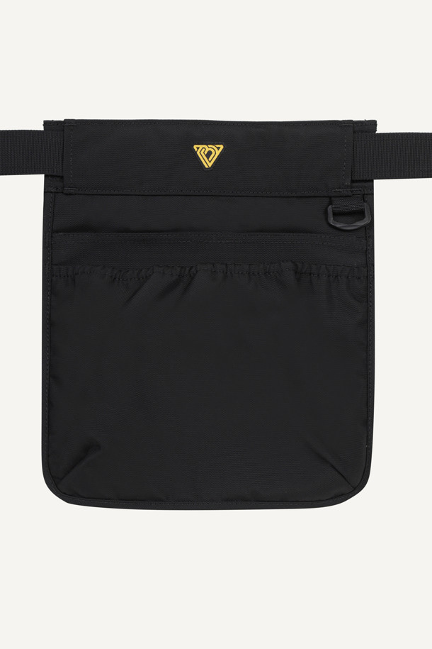 워크 페인터 벨트는 작업용 및 페인팅 작업에 최적화된 실용적인 아이템입니다. 블랙, 화이트 두 가지 색상으로 제공되며, 내구성이 뛰어난 나일론 소재를 사용했습니다. 3개의 파우치로 구성되어 있으며, 대형 메인 파우치, 좌/우측 보조 파우치로 넉넉한 수납공간을 제공합니다. 벨크로형 잠금 방식으로 간편하게 탈부착 가능하며, 고정력을 강화한 벨크로와 D링, 와펜 디자인으로 실용성과 스타일을 모두 갖췄습니다. 전면 및 후면 착용이 가능하며, 파우치 탈부착 및 사이즈 조절이 용이하여 워크샵룩, 출근룩과 같은 워크웨어, 캐주얼, 미니멀 스타일을 연출하기 좋습니다. 페인터 전용 툴을 최적화하여 작업 효율을 높여줍니다.
