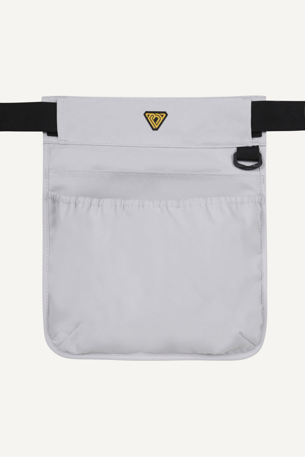 워크 페인터 벨트는 작업 시 편리함을 더하는 실용적인 아이템입니다. 튼튼한 나일론과 폴리에스테르 소재로 제작되어 내구성이 뛰어나며, 작업용, 페인팅, 미장 등 다양한 용도로 활용 가능합니다. 화이트와 블랙 두 가지 색상으로 출시되었으며, 수납, 탈부착, 커스터마이징 기능을 제공합니다. 대형 메인 파우치, 좌/우측 보조 파우치로 넉넉한 수납공간을 확보하고, D링, 벨크로, 와펜 디테일로 포인트를 더했습니다. 40mm 웨빙과 PU 코팅으로 고정력과 내구성을 강화하여 워크웨어, 고프코어, 캐주얼 스타일의 캠핑룩, 가을 나들이룩, 워크샵룩에 잘 어울립니다.
