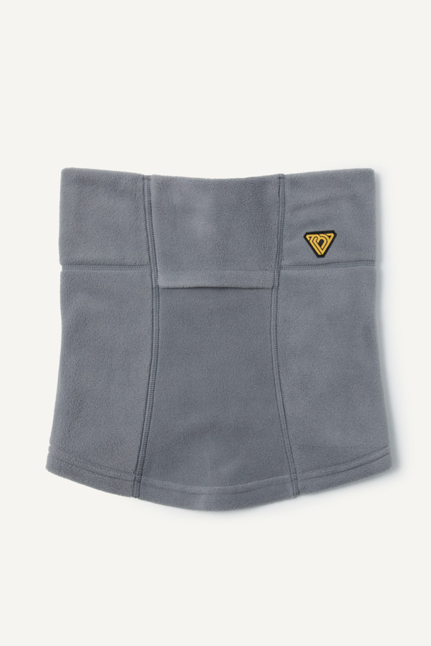 워크 폴라텍 브레서블 넥워머는 워킹, 일상, 등산, 캠핑룩 등 다양한 TPO에 활용 가능한 넥워머입니다. 부드러운 플리스 소재와 폴리에스테르 소재로 제작되어 겨울철 보온성을 높여줍니다. 그레이 컬러에 얼굴까지 덮을 수 있는 디자인으로, E스트링 사이즈 조절과 매쉬 안감을 통해 편안한 착용감을 제공합니다. Polartec 200 시리즈 소재를 사용하여 뛰어난 통기성을 자랑하며, 자수 로고와 스토퍼 디테일이 돋보이는 캐주얼, 고프코어, 미니멀 스타일의 넥워머입니다. 무게는 100g입니다.
