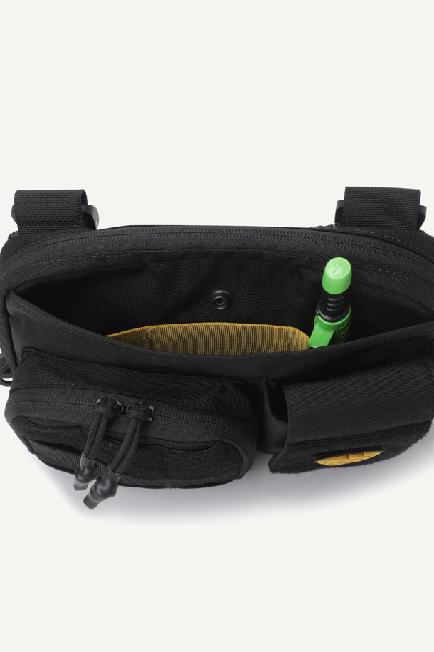 워크 체스트리그 V2는 1.5L 미디엄 사이즈의 블랙 색상 나일론 소재 체스트리그입니다. 메쉬 소재 등판과 회전형 스트랩 버클, 조절 가능한 어깨 패드로 편안한 착용감을 제공하며, 몰리 시스템과 다중 수납공간, 지퍼 및 벨크로형 잠금 방식으로 실용성을 더했습니다. 워크 및 일상 용도로 활용하기에 적합한 디자인과 기능을 갖춘 제품입니다.
