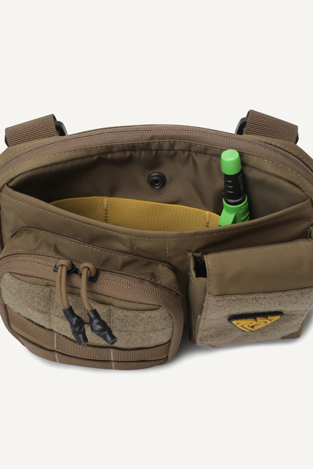 워크 체스트리그 V2는 1.5L 미디엄 사이즈의 브라운 컬러 체스트리그로, 1,260D 나일론 소재를 사용하여 내구성을 높였습니다. 몰리 시스템, 회전형 스트랩 버클, 메쉬 등판, 3개의 수납공간, 와펜 부착 가능 등 다양한 기능과 디자인을 갖춰 워크웨어 및 일상용으로 적합합니다. 어깨 패드 사이즈 조절이 가능하며, 지퍼형 및 벨크로형 잠금 방식으로 내용물을 안전하게 보관할 수 있습니다.
