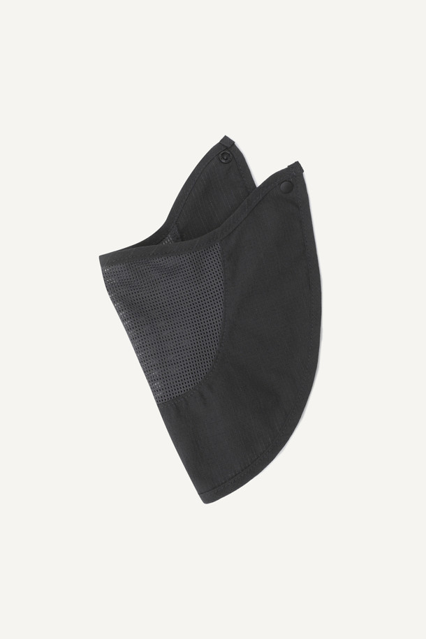 라이트워크 썬프로텍트 와이드 햇 V2는 아웃도어, 워킹, 일상생활에서 자외선을 차단하고 쾌적함을 유지하도록 설계된 모자입니다. 가볍고 통기성이 뛰어난 에어리도트 소재와 86mm의 넓은 챙으로 햇빛을 효과적으로 가려줍니다. 안면가리개, 목가리개, 턱끈이 있어 활동적인 움직임에도 모자를 안정적으로 착용할 수 있으며, 쿨맥스 땀받이, 메쉬 안감, 흡습속건 기능으로 쾌적함을 더했습니다. 제전 기능과 초발수 기능으로 쾌적함을 유지하며, 턱끈 조절 및 탈부착이 가능하여 사용자의 편의성을 높였습니다. 여행룩, 휴가룩, 산책룩 등 다양한 TPO에 캐주얼, 미니멀, 고프코어 스타일을 연출하기 좋습니다.
