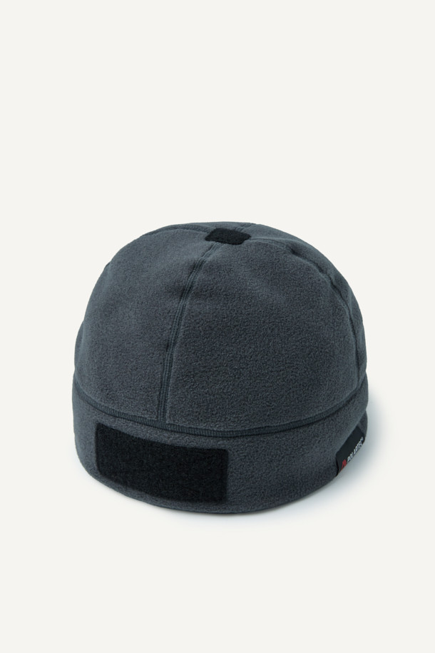 워크 폴라텍 비니는 혹한의 추위 속에서도 따뜻함과 스타일을 놓치지 않는 겨울철 필수템입니다. 부드러운 폴라텍 플리스 소재로 제작되어 뛰어난 보온성과 통기성을 제공하며, 깊은 모자 깊이로 머리를 포근하게 감싸줍니다. 블랙, 그린, 오렌지 3가지 세련된 컬러로 출시되어 등산, 캠핑, 출근 등 다양한 TPO에 활용 가능하며, 캐주얼, 미니멀, 고프코어 스타일을 모두 소화합니다. 35g의 가벼운 무게와 뛰어난 내구성, 관리의 편리함은 물론, 벨크로, 재귀반사 프린트, 브랜드 라벨 디테일로 디자인 완성도를 높였습니다. 야간에도 안전한 야간 가시성을 확보하여, 작업용, 아웃도어 활동, 일상생활에서 폭넓게 활용할 수 있습니다.
