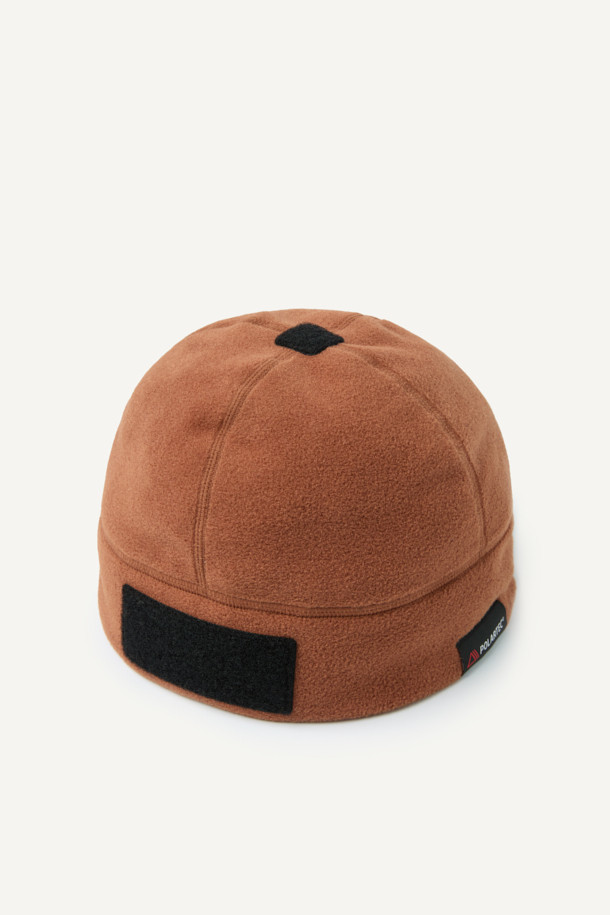 워크 폴라텍 비니는 겨울철 보온성을 책임지는 필수 아이템입니다. 부드러운 폴라텍 플리스 소재로 제작되어 뛰어난 착용감과 보온성을 제공하며, 가볍고 통기성이 뛰어나 체온 조절에도 효과적입니다. 블랙, 그린, 오렌지 3가지 색상으로 출시되어 다양한 스타일을 연출할 수 있으며, 등산룩, 캠핑룩, 캐주얼, 고프코어, 미니멀 스타일 등 TPO에 구애받지 않고 활용 가능합니다. 35g의 가벼운 무게와 관리 용이성이 장점이며, 벨크로, 재귀반사 프린트, 브랜드 라벨 디테일로 디자인 포인트를 더했습니다. 커스터마이징이 가능하여 나만의 개성을 표현할 수 있습니다.
