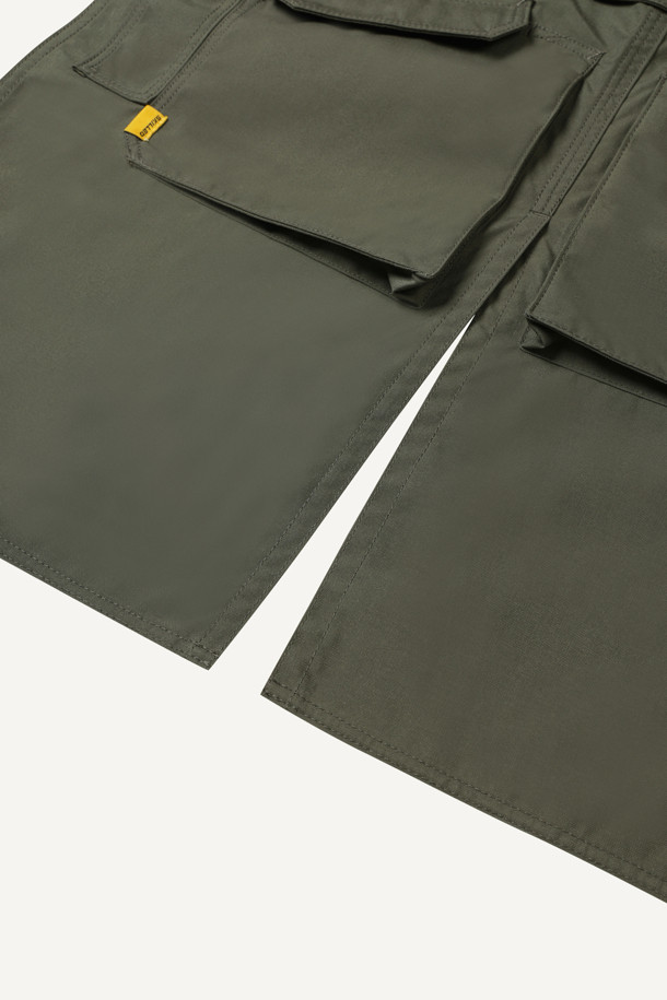 워크 툴 에이프런은 남녀 공용으로 제작되었으며, 카키와 올리브 두 가지 색상으로 만나볼 수 있습니다. 내구성이 뛰어나고 수납성이 뛰어난 워크웨어 에이프런으로, 나일론과 코듀라 소재를 사용하여 흡습, 속건, 내마모 기능까지 갖췄습니다. 가슴 포켓 4개, 하단 포켓 4개, 펜 포켓 등 넉넉한 수납공간을 제공하며, 벨크로, 몰리시스템, X자형 어깨끈으로 디자인에 포인트를 더했습니다.  길이 조절, 가랑이 트임, 패치 부착 가능 등 디테일한 기능성으로 워크샵룩, 캠핑룩, 가을 나들이룩, 워크웨어, 고프코어, 미니멀 스타일을 즐기는 분들께 적합합니다.
