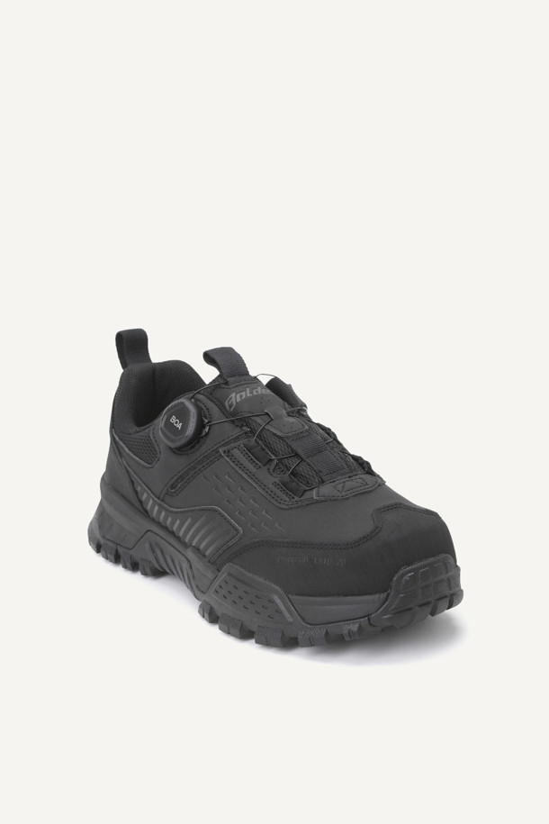 **VAULT ESSENTIAL (볼트 에센셜) 안전화**는 작업용 및 산업용으로 디자인된 남성용 안전화입니다. 블랙 컬러의 이 안전화는 사계절 모두 착용 가능하며, 스틸 토캡으로 앞코를 보호합니다. 신세틱, 메쉬, 러버 소재를 사용하여 제작되었으며, 4인치 굽 높이의 플랫 타입입니다. 14,000V 절연, 미끄럼 방지, BOA L6 시스템, 3겹 방탄지 내답판, 쿠셔닝 PU 인솔, 힐 웨빙 손잡이, 재귀반사 테이프, KCs 인증을 받았으며, 메쉬 안감에 로고 패턴과 BOA 다이얼 신발 여밈을 적용했습니다. 출근룩, 워크샵룩, 워크웨어, 미니멀, 캐주얼 스타일에 잘 어울리는 안전화입니다.
