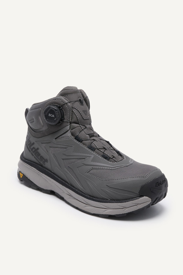 VAPOR SHIELD 541 (베이퍼 쉴드 541) 안전화는 남성 작업자를 위해 디자인된 미드컷 스타일의 안전화입니다. 그레이 컬러의 무지 디자인으로, 작업복과 함께 미니멀하거나 워크웨어 스타일의 출근룩을 연출하기 좋습니다. 메쉬, PU, E-TPU, 러버 소재를 사용하여 통기성과 내구성을 높였으며, 아라미드 토캡과 KCs 인증을 받아 안전성을 확보했습니다. BOA Fit System (보아 핏 시스템)을 적용하여 편안한 착용감을 제공하며, EVA 안감과 쿠션성, 반발탄성, 미끄럼방지 기능으로 작업 시 충격 흡수와 경량성을 경험할 수 있습니다.
