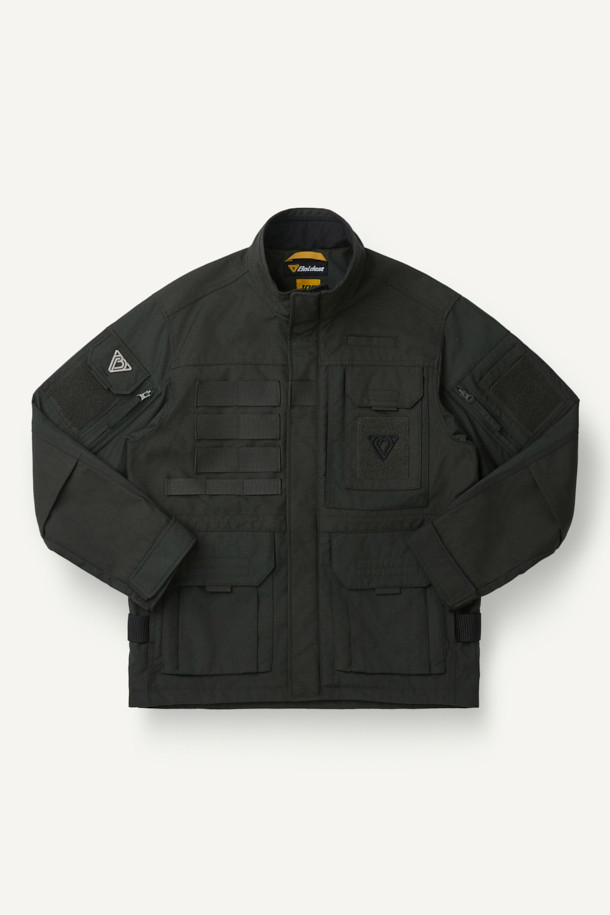 헤비듀티 재킷 V3는 남성용 자켓으로, 워크웨어와 작업복 스타일에 최적화되었습니다. 블랙 컬러에 밀리터리, 스포티 무드를 더해 다양한 스타일 연출이 가능합니다. 코듀라, 나일론 소재를 사용하여 내구성과 방수 기능을 갖췄으며, 두꺼운 두께감과 뻣뻣한 촉감으로 튼튼함을 더했습니다. 총 14개의 포켓, 몰리 시스템, 벨크로 시스템, YKK 지퍼, 액션 플리츠, 허리 조임 스트링 등 다양한 디테일이 돋보입니다. 출근룩, 캠핑룩, 여행룩 등 TPO에 맞춰 워크웨어, 미니멀, 스포티 스타일을 즐길 수 있습니다.
