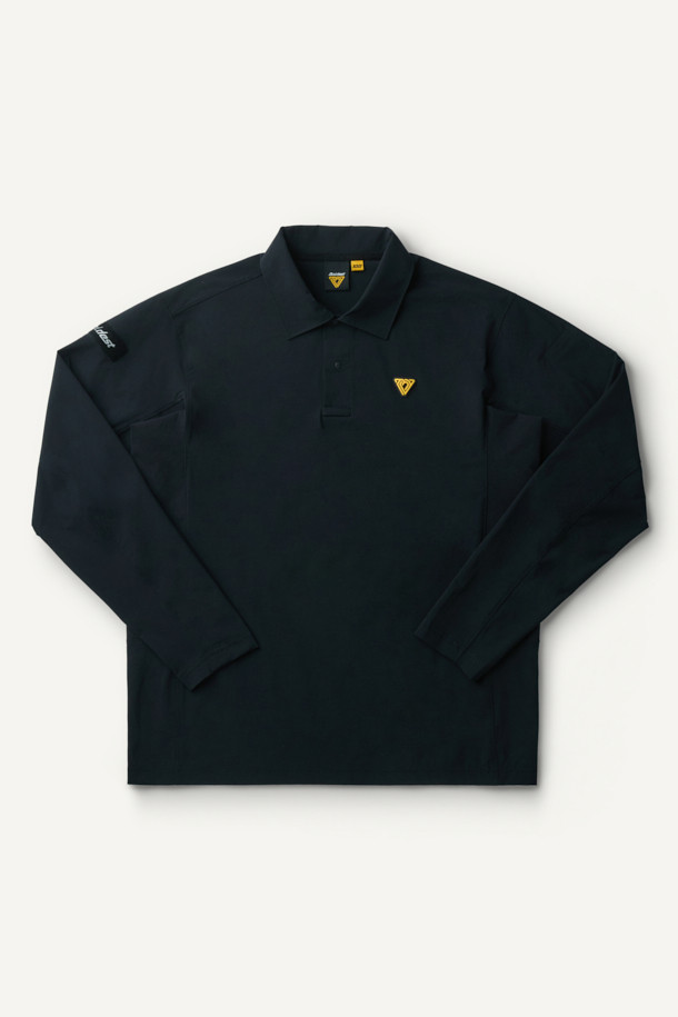 액티브 우븐 스트레치 폴로 티셔츠는 스포츠 활동과 일상에서 모두 활용하기 좋은 공용 긴소매 폴로 티셔츠입니다. 블랙 색상의 무지 디자인으로, 봄, 여름, 가을 계절에 착용하기 적합하며, 스포티하고 베이직한 스타일을 연출합니다. 가볍고 얇은 두께감의 나일론 소재로 제작되었으며, 4WAY 스트레치 기능과 DWR 발수 가공으로 활동성과 기능성을 높였습니다. YKK 스냅 버튼, 왼팔 펜 포켓, 벨크로 시스템을 적용하여 실용성을 더했으며, 컴포트핏으로 편안한 착용감을 제공합니다. 피트니스룩, 러닝룩, 여행룩 등 다양한 상황에 미니멀하고 캐주얼하게 코디할 수 있습니다.
