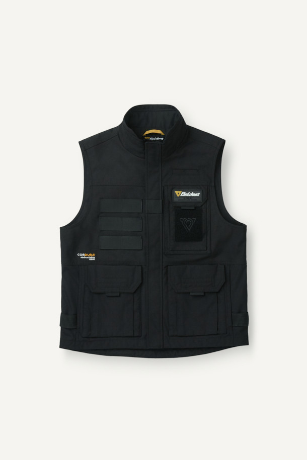 헤비듀티 베스트 V2는 작업용 또는 일상에서 밀리터리, 워크웨어 스타일을 연출하기 좋은 남녀 공용 베스트입니다. 블랙 색상의 무지 디자인으로, 사계절 착용 가능하며 레귤러핏과 레귤러 기장으로 편안함을 제공합니다. 튼튼한 코듀라와 나일론 소재를 사용하여 두꺼운 두께감과 뻣뻣한 촉감을 선사하며, 방수, 내구성, 수납 기능을 갖췄습니다. 총 15개의 다수 포켓, 몰리 시스템, 벨크로 패치 부착 가능, YKK 지퍼, 제전성 안감 등의 특징을 더해 기능성을 높였습니다. 캠핑룩, 출근룩, 워크웨어, 미니멀, 캐주얼 스타일 모두 소화 가능한 활용도 높은 아이템입니다.
