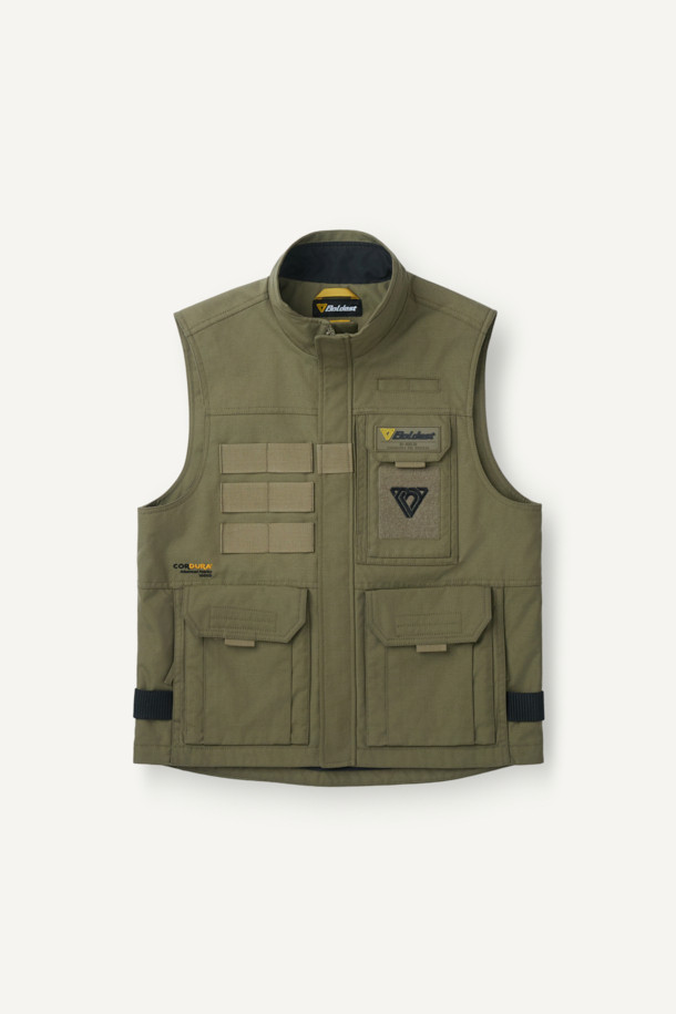 헤비듀티 베스트 V2는 작업용 또는 일상복으로 활용 가능한 남녀 공용 베스트입니다. 카키와 올리브 두 가지 색상으로 출시되었으며, 사계절 착용 가능한 두꺼운 두께감의 코듀라, 나일론 혼방 소재로 제작되었습니다. 밀리터리, 워크웨어 스타일을 기반으로 무지 패턴과 레귤러핏 디자인을 적용했으며, 총 15개의 포켓, 몰리 시스템, 벨크로 패치 부착 가능, YKK 지퍼, 제전성 안감 등 뛰어난 기능성을 자랑합니다. 캠핑룩, 출근룩, 워크웨어, 캐주얼, 고프코어 스타일 연출에 적합합니다.
