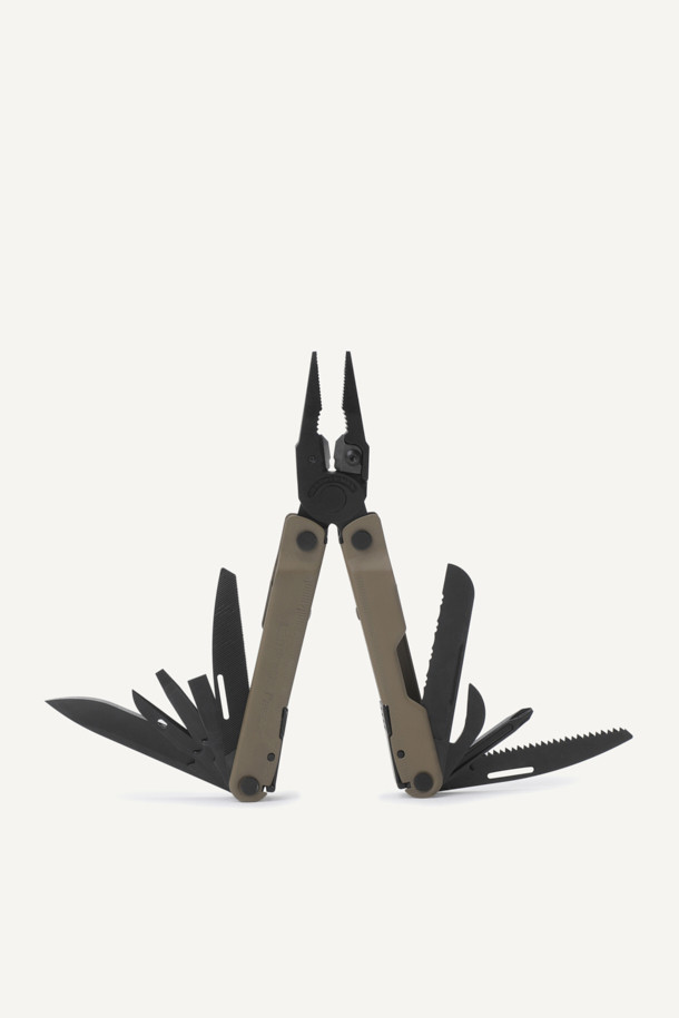 REBAR (리바) 코요테 탄 멀티툴은 캠핑, 아웃도어, 서바이벌 활동에 적합한 17가지 기능을 갖춘 제품입니다. 플라이어, 와이어 커터, 나이프, 톱, 자, 캔 오프너, 보틀 오프너, 드라이버, 송곳 등 다양한 기능을 제공하며, 420HC 스테인리스 스틸 칼날을 사용하여 내구성이 우수합니다. 접었을 때 10.2cm, 펼쳤을 때 15.9cm이며 무게는 190g으로, 전용 파우치와 함께 제공되어 휴대성을 높였습니다. 락 기능과 랜야드링, 컴팩트한 폴더블 디자인으로 사용자 편의성을 더했습니다.
