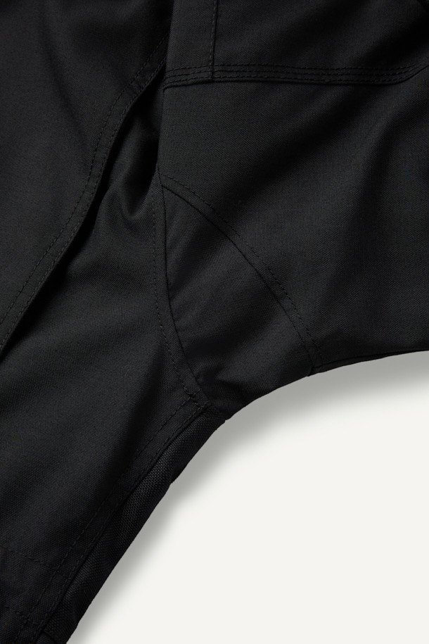 헤비듀티 재킷 V3는 워크웨어, 캠핑룩, 등산룩에 적합한 남녀 공용 자켓입니다. 블랙 컬러의 무지 디자인으로 밀리터리, 스포티 스타일을 연출하며, 봄, 가을, 겨울 세 계절 모두 착용 가능합니다. 뻣뻣한 촉감의 코듀라와 나일론 소재를 사용하여 뛰어난 내구성과 방수 기능을 제공하며, 두꺼운 두께감으로 보온성을 높였습니다. 총 14개의 포켓, YKK 지퍼, 벨크로 시스템, 몰리 시스템, 액션 플리츠, 허리 조임 스트링 등 다양한 기능과 디테일로 실용성을 더했습니다. 컴포트핏 레귤러 기장의 긴 소매 자켓으로, 출근룩부터 아웃도어 활동까지 폭넓게 활용할 수 있습니다.
