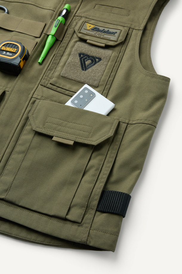 헤비듀티 베스트 V2는 작업용 또는 일상복으로 활용 가능한 남녀 공용 베스트입니다. 카키와 올리브 두 가지 색상으로 출시되었으며, 사계절 착용 가능한 두꺼운 두께감의 코듀라, 나일론 혼방 소재로 제작되었습니다. 밀리터리, 워크웨어 스타일을 기반으로 무지 패턴과 레귤러핏 디자인을 적용했으며, 총 15개의 포켓, 몰리 시스템, 벨크로 패치 부착 가능, YKK 지퍼, 제전성 안감 등 뛰어난 기능성을 자랑합니다. 캠핑룩, 출근룩, 워크웨어, 캐주얼, 고프코어 스타일 연출에 적합합니다.
