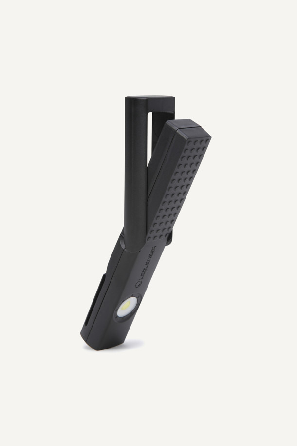 LEDLENSER(레드렌서) W4R Work는 캠핑 및 작업 시 유용한 블랙 색상의 작업용 라이트입니다. IP54 등급의 방수/방진 기능을 갖춰 야외에서도 안심하고 사용할 수 있으며, 760mAh 배터리로 최대 9시간 사용 가능합니다. 와이드, 로우파워, 스팟 라이트의 3가지 조명 모드를 제공하며, 180도 회전 및 마그네틱 부착 기능으로 편리성을 높였습니다. 본체와 충전 케이블로 구성되어 있으며, 120분 충전으로 간편하게 사용할 수 있습니다.
