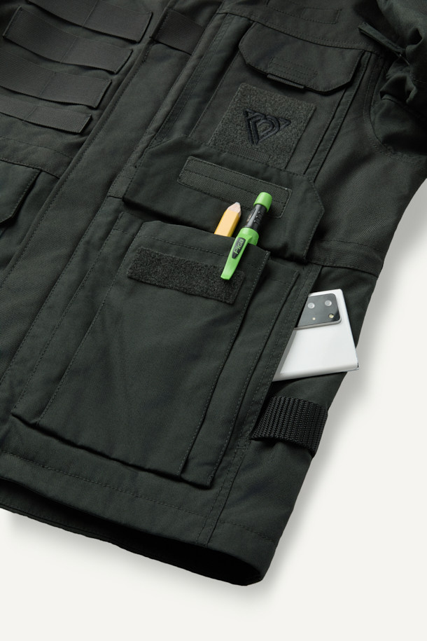 헤비듀티 재킷 V3는 남성용 자켓으로, 워크웨어와 작업복 스타일에 최적화되었습니다. 블랙 컬러에 밀리터리, 스포티 무드를 더해 다양한 스타일 연출이 가능합니다. 코듀라, 나일론 소재를 사용하여 내구성과 방수 기능을 갖췄으며, 두꺼운 두께감과 뻣뻣한 촉감으로 튼튼함을 더했습니다. 총 14개의 포켓, 몰리 시스템, 벨크로 시스템, YKK 지퍼, 액션 플리츠, 허리 조임 스트링 등 다양한 디테일이 돋보입니다. 출근룩, 캠핑룩, 여행룩 등 TPO에 맞춰 워크웨어, 미니멀, 스포티 스타일을 즐길 수 있습니다.
