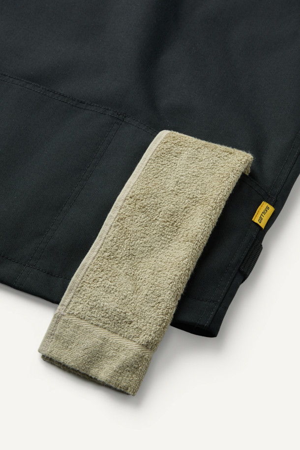 헤비듀티 베스트 V2는 작업용 또는 일상에서 밀리터리, 워크웨어 스타일을 연출하기 좋은 남녀 공용 베스트입니다. 블랙 색상의 무지 디자인으로, 사계절 착용 가능하며 레귤러핏과 레귤러 기장으로 편안함을 제공합니다. 튼튼한 코듀라와 나일론 소재를 사용하여 두꺼운 두께감과 뻣뻣한 촉감을 선사하며, 방수, 내구성, 수납 기능을 갖췄습니다. 총 15개의 다수 포켓, 몰리 시스템, 벨크로 패치 부착 가능, YKK 지퍼, 제전성 안감 등의 특징을 더해 기능성을 높였습니다. 캠핑룩, 출근룩, 워크웨어, 미니멀, 캐주얼 스타일 모두 소화 가능한 활용도 높은 아이템입니다.
