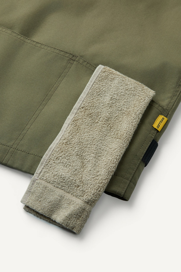 헤비듀티 베스트 V2는 작업용 또는 일상복으로 활용 가능한 남녀 공용 베스트입니다. 카키와 올리브 두 가지 색상으로 출시되었으며, 사계절 착용 가능한 두꺼운 두께감의 코듀라, 나일론 혼방 소재로 제작되었습니다. 밀리터리, 워크웨어 스타일을 기반으로 무지 패턴과 레귤러핏 디자인을 적용했으며, 총 15개의 포켓, 몰리 시스템, 벨크로 패치 부착 가능, YKK 지퍼, 제전성 안감 등 뛰어난 기능성을 자랑합니다. 캠핑룩, 출근룩, 워크웨어, 캐주얼, 고프코어 스타일 연출에 적합합니다.
