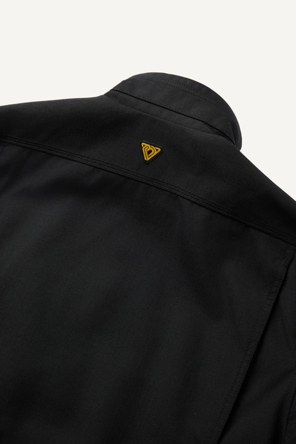 헤비듀티 재킷 V3는 워크웨어, 캠핑룩, 등산룩에 적합한 남녀 공용 자켓입니다. 블랙 컬러의 무지 디자인으로 밀리터리, 스포티 스타일을 연출하며, 봄, 가을, 겨울 세 계절 모두 착용 가능합니다. 뻣뻣한 촉감의 코듀라와 나일론 소재를 사용하여 뛰어난 내구성과 방수 기능을 제공하며, 두꺼운 두께감으로 보온성을 높였습니다. 총 14개의 포켓, YKK 지퍼, 벨크로 시스템, 몰리 시스템, 액션 플리츠, 허리 조임 스트링 등 다양한 기능과 디테일로 실용성을 더했습니다. 컴포트핏 레귤러 기장의 긴 소매 자켓으로, 출근룩부터 아웃도어 활동까지 폭넓게 활용할 수 있습니다.
