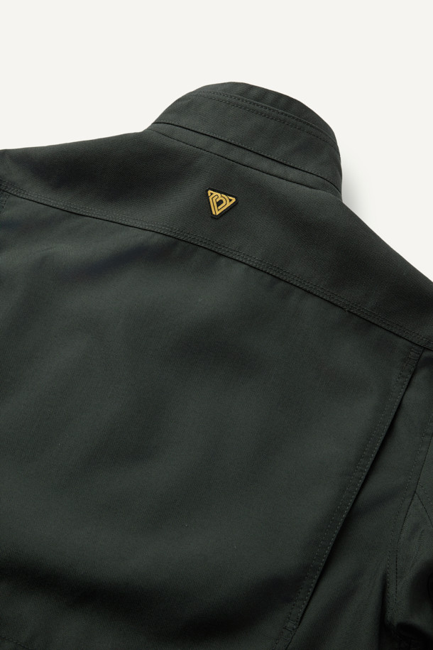 헤비듀티 재킷 V3는 남성용 자켓으로, 워크웨어와 작업복 스타일에 최적화되었습니다. 블랙 컬러에 밀리터리, 스포티 무드를 더해 다양한 스타일 연출이 가능합니다. 코듀라, 나일론 소재를 사용하여 내구성과 방수 기능을 갖췄으며, 두꺼운 두께감과 뻣뻣한 촉감으로 튼튼함을 더했습니다. 총 14개의 포켓, 몰리 시스템, 벨크로 시스템, YKK 지퍼, 액션 플리츠, 허리 조임 스트링 등 다양한 디테일이 돋보입니다. 출근룩, 캠핑룩, 여행룩 등 TPO에 맞춰 워크웨어, 미니멀, 스포티 스타일을 즐길 수 있습니다.
