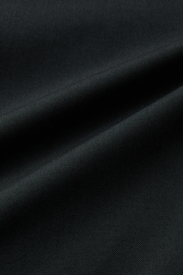 헤비듀티 베스트 V2는 작업용 또는 일상에서 밀리터리, 워크웨어 스타일을 연출하기 좋은 남녀 공용 베스트입니다. 블랙 색상의 무지 디자인으로, 사계절 착용 가능하며 레귤러핏과 레귤러 기장으로 편안함을 제공합니다. 튼튼한 코듀라와 나일론 소재를 사용하여 두꺼운 두께감과 뻣뻣한 촉감을 선사하며, 방수, 내구성, 수납 기능을 갖췄습니다. 총 15개의 다수 포켓, 몰리 시스템, 벨크로 패치 부착 가능, YKK 지퍼, 제전성 안감 등의 특징을 더해 기능성을 높였습니다. 캠핑룩, 출근룩, 워크웨어, 미니멀, 캐주얼 스타일 모두 소화 가능한 활용도 높은 아이템입니다.
