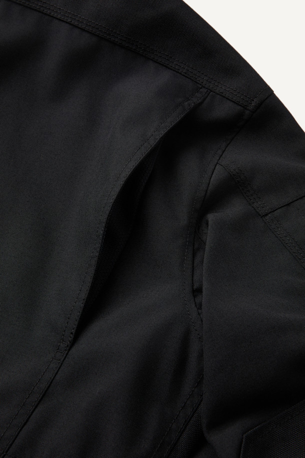 헤비듀티 재킷 V3는 워크웨어, 캠핑룩, 등산룩에 적합한 남녀 공용 자켓입니다. 블랙 컬러의 무지 디자인으로 밀리터리, 스포티 스타일을 연출하며, 봄, 가을, 겨울 세 계절 모두 착용 가능합니다. 뻣뻣한 촉감의 코듀라와 나일론 소재를 사용하여 뛰어난 내구성과 방수 기능을 제공하며, 두꺼운 두께감으로 보온성을 높였습니다. 총 14개의 포켓, YKK 지퍼, 벨크로 시스템, 몰리 시스템, 액션 플리츠, 허리 조임 스트링 등 다양한 기능과 디테일로 실용성을 더했습니다. 컴포트핏 레귤러 기장의 긴 소매 자켓으로, 출근룩부터 아웃도어 활동까지 폭넓게 활용할 수 있습니다.
