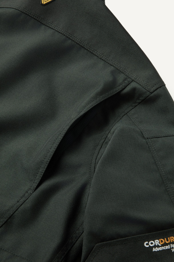 헤비듀티 재킷 V3는 남성용 자켓으로, 워크웨어와 작업복 스타일에 최적화되었습니다. 블랙 컬러에 밀리터리, 스포티 무드를 더해 다양한 스타일 연출이 가능합니다. 코듀라, 나일론 소재를 사용하여 내구성과 방수 기능을 갖췄으며, 두꺼운 두께감과 뻣뻣한 촉감으로 튼튼함을 더했습니다. 총 14개의 포켓, 몰리 시스템, 벨크로 시스템, YKK 지퍼, 액션 플리츠, 허리 조임 스트링 등 다양한 디테일이 돋보입니다. 출근룩, 캠핑룩, 여행룩 등 TPO에 맞춰 워크웨어, 미니멀, 스포티 스타일을 즐길 수 있습니다.
