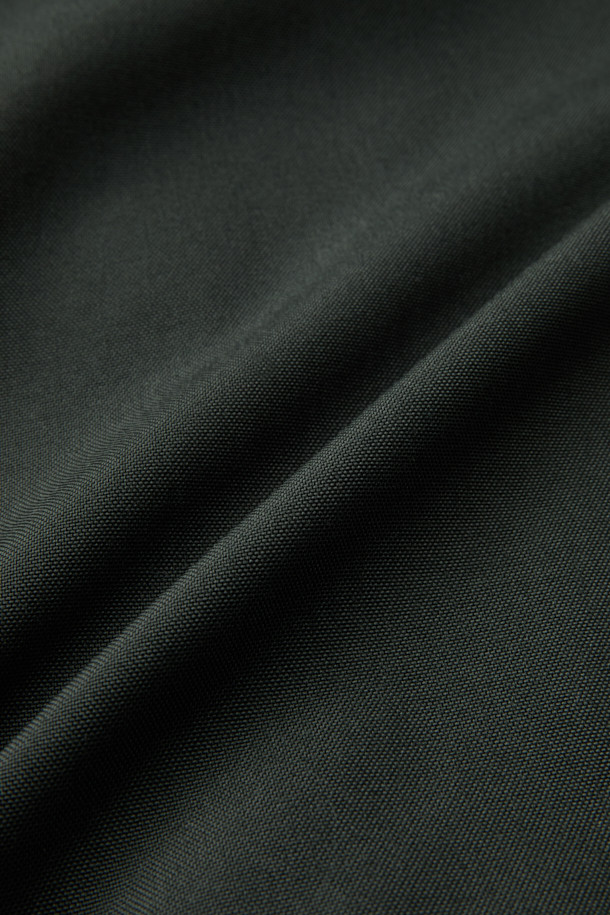 헤비듀티 재킷 V3는 남성용 자켓으로, 워크웨어와 작업복 스타일에 최적화되었습니다. 블랙 컬러에 밀리터리, 스포티 무드를 더해 다양한 스타일 연출이 가능합니다. 코듀라, 나일론 소재를 사용하여 내구성과 방수 기능을 갖췄으며, 두꺼운 두께감과 뻣뻣한 촉감으로 튼튼함을 더했습니다. 총 14개의 포켓, 몰리 시스템, 벨크로 시스템, YKK 지퍼, 액션 플리츠, 허리 조임 스트링 등 다양한 디테일이 돋보입니다. 출근룩, 캠핑룩, 여행룩 등 TPO에 맞춰 워크웨어, 미니멀, 스포티 스타일을 즐길 수 있습니다.
