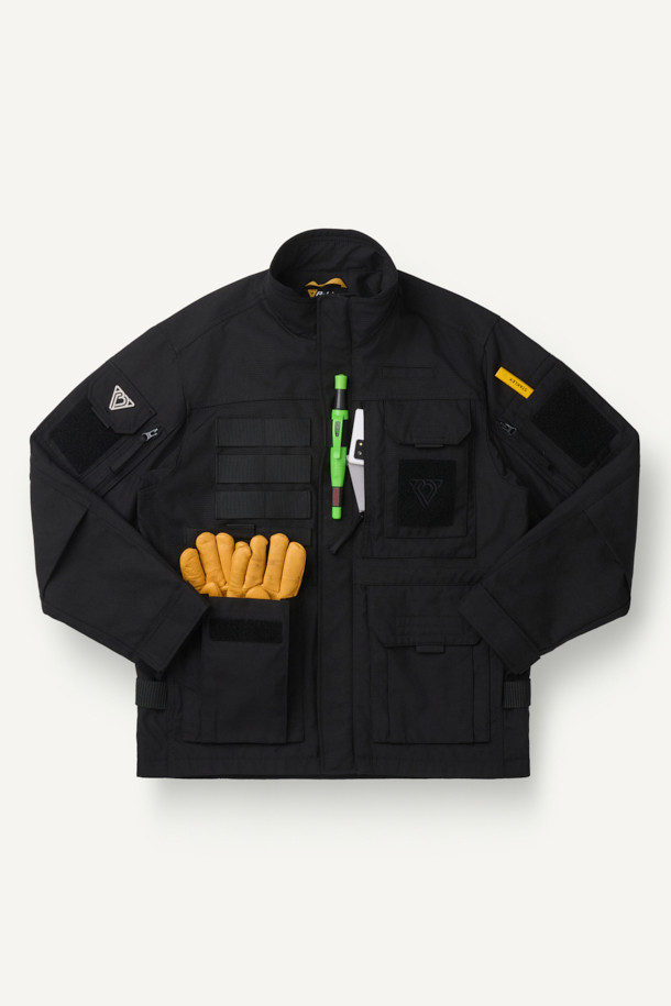 헤비듀티 재킷 V3는 워크웨어, 캠핑룩, 등산룩에 적합한 남녀 공용 자켓입니다. 블랙 컬러의 무지 디자인으로 밀리터리, 스포티 스타일을 연출하며, 봄, 가을, 겨울 세 계절 모두 착용 가능합니다. 뻣뻣한 촉감의 코듀라와 나일론 소재를 사용하여 뛰어난 내구성과 방수 기능을 제공하며, 두꺼운 두께감으로 보온성을 높였습니다. 총 14개의 포켓, YKK 지퍼, 벨크로 시스템, 몰리 시스템, 액션 플리츠, 허리 조임 스트링 등 다양한 기능과 디테일로 실용성을 더했습니다. 컴포트핏 레귤러 기장의 긴 소매 자켓으로, 출근룩부터 아웃도어 활동까지 폭넓게 활용할 수 있습니다.
