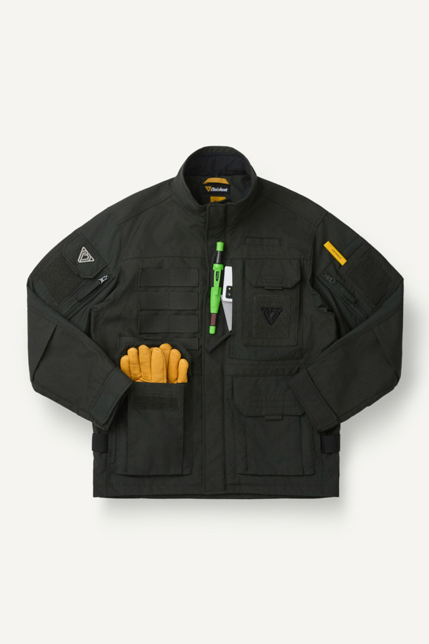 헤비듀티 재킷 V3는 남성용 자켓으로, 워크웨어와 작업복 스타일에 최적화되었습니다. 블랙 컬러에 밀리터리, 스포티 무드를 더해 다양한 스타일 연출이 가능합니다. 코듀라, 나일론 소재를 사용하여 내구성과 방수 기능을 갖췄으며, 두꺼운 두께감과 뻣뻣한 촉감으로 튼튼함을 더했습니다. 총 14개의 포켓, 몰리 시스템, 벨크로 시스템, YKK 지퍼, 액션 플리츠, 허리 조임 스트링 등 다양한 디테일이 돋보입니다. 출근룩, 캠핑룩, 여행룩 등 TPO에 맞춰 워크웨어, 미니멀, 스포티 스타일을 즐길 수 있습니다.
