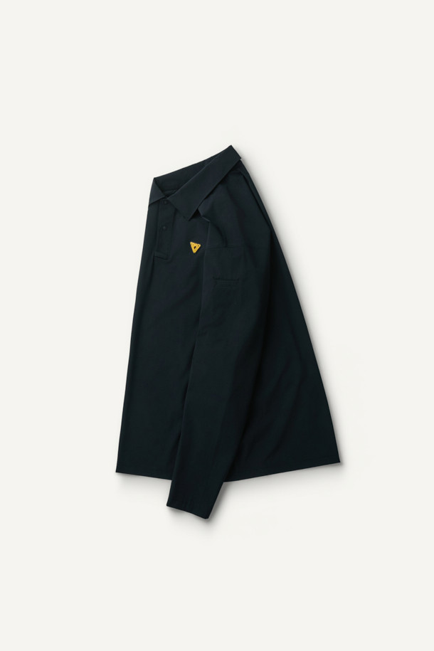 액티브 우븐 스트레치 폴로 티셔츠는 스포츠 활동과 일상에서 모두 활용하기 좋은 공용 긴소매 폴로 티셔츠입니다. 블랙 색상의 무지 디자인으로, 봄, 여름, 가을 계절에 착용하기 적합하며, 스포티하고 베이직한 스타일을 연출합니다. 가볍고 얇은 두께감의 나일론 소재로 제작되었으며, 4WAY 스트레치 기능과 DWR 발수 가공으로 활동성과 기능성을 높였습니다. YKK 스냅 버튼, 왼팔 펜 포켓, 벨크로 시스템을 적용하여 실용성을 더했으며, 컴포트핏으로 편안한 착용감을 제공합니다. 피트니스룩, 러닝룩, 여행룩 등 다양한 상황에 미니멀하고 캐주얼하게 코디할 수 있습니다.
