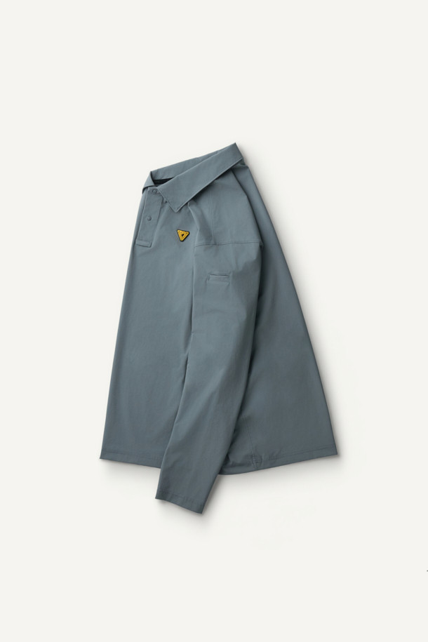 액티브 우븐 스트레치 폴로 티셔츠는 스포츠 및 일상용으로 적합한 공용 긴소매 폴로 티셔츠입니다. 얇고 통기성이 우수한 나일론 소재로 제작되었으며, 4WAY 스트레치 기능과 DWR 발수 가공으로 활동성을 높였습니다. 컴포트핏으로 편안한 착용감을 제공하며, YKK 스냅 버튼, 왼팔 펜 포켓, 벨크로 시스템 디테일이 특징입니다. 베이직하면서도 스포티한 스타일로, 피트니스룩, 러닝룩, 여행룩 등 다양한 TPO에 활용 가능합니다. 그레이 색상의 무지 디자인으로 미니멀하고 캐주얼한 스타일을 연출할 수 있습니다.
