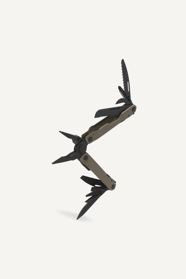 REBAR (리바) 코요테 탄 멀티툴은 캠핑, 아웃도어, 서바이벌 활동에 적합한 17가지 기능을 갖춘 제품입니다. 플라이어, 와이어 커터, 나이프, 톱, 자, 캔 오프너, 보틀 오프너, 드라이버, 송곳 등 다양한 기능을 제공하며, 420HC 스테인리스 스틸 칼날을 사용하여 내구성이 우수합니다. 접었을 때 10.2cm, 펼쳤을 때 15.9cm이며 무게는 190g으로, 전용 파우치와 함께 제공되어 휴대성을 높였습니다. 락 기능과 랜야드링, 컴팩트한 폴더블 디자인으로 사용자 편의성을 더했습니다.
