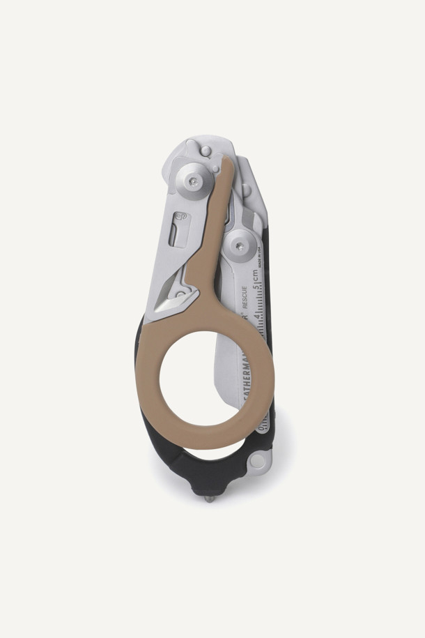 **LEATHERMAN(레더맨) RAPTOR Coyote Black(랩터 코요테 블랙)**은 캠핑, 응급구조, 아웃도어 활동에 적합한 멀티툴입니다. 블랙과 코요테 컬러의 420HC 스테인리스 스틸 소재로 제작되었으며, 접이식 디자인으로 휴대성을 높였습니다. 가위, 스크랩 커터, 유리 브레이커, 링 커터, 산소탱크 렌치 등 다재다능한 기능을 갖춰 상황 대처 능력을 향상시킵니다. 3mm 두께의 420HC 스테인리스 스틸 가위날과 탈착식 포켓 클립, 홀스터, 랜야드 홀이 포함되어 있어 사용 편의성을 더했습니다. 컴팩트한 사이즈(접은 길이 12.7cm, 무게 164g)로 휴대성이 뛰어나며, 펼친 길이는 20.3cm, 가위날 길이는 4.8cm입니다.
