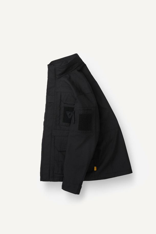 헤비듀티 재킷 V3는 워크웨어, 캠핑룩, 등산룩에 적합한 남녀 공용 자켓입니다. 블랙 컬러의 무지 디자인으로 밀리터리, 스포티 스타일을 연출하며, 봄, 가을, 겨울 세 계절 모두 착용 가능합니다. 뻣뻣한 촉감의 코듀라와 나일론 소재를 사용하여 뛰어난 내구성과 방수 기능을 제공하며, 두꺼운 두께감으로 보온성을 높였습니다. 총 14개의 포켓, YKK 지퍼, 벨크로 시스템, 몰리 시스템, 액션 플리츠, 허리 조임 스트링 등 다양한 기능과 디테일로 실용성을 더했습니다. 컴포트핏 레귤러 기장의 긴 소매 자켓으로, 출근룩부터 아웃도어 활동까지 폭넓게 활용할 수 있습니다.
